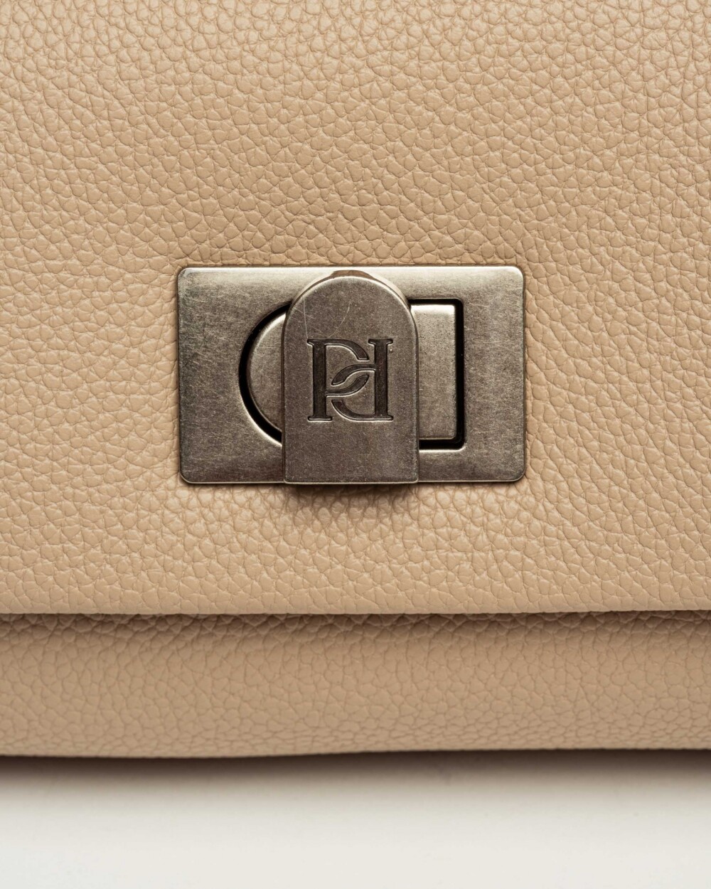 Cartera al hombro Leisure en efecto cuero graneado Taupe