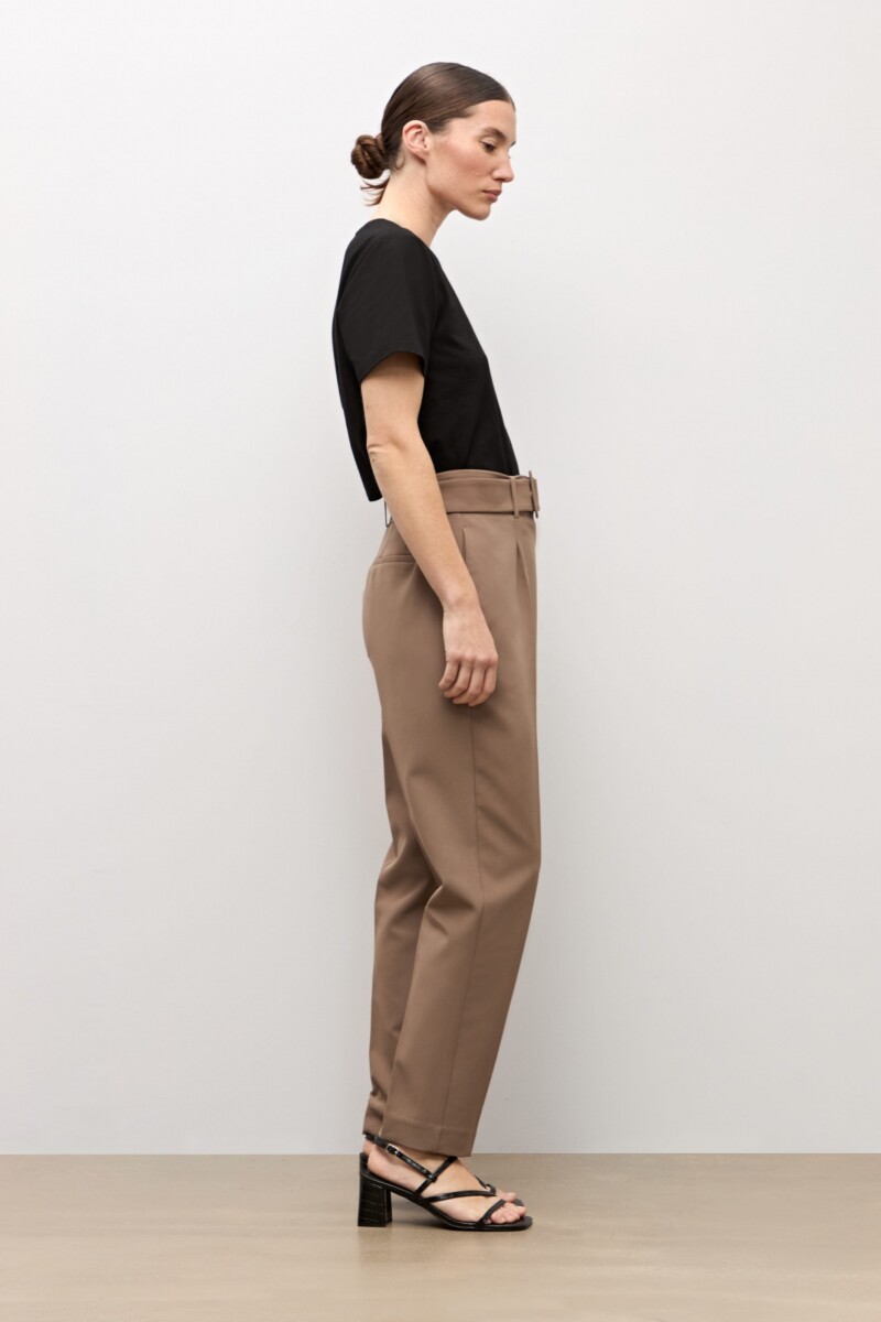 Pantalón sastrero con cinturón topo