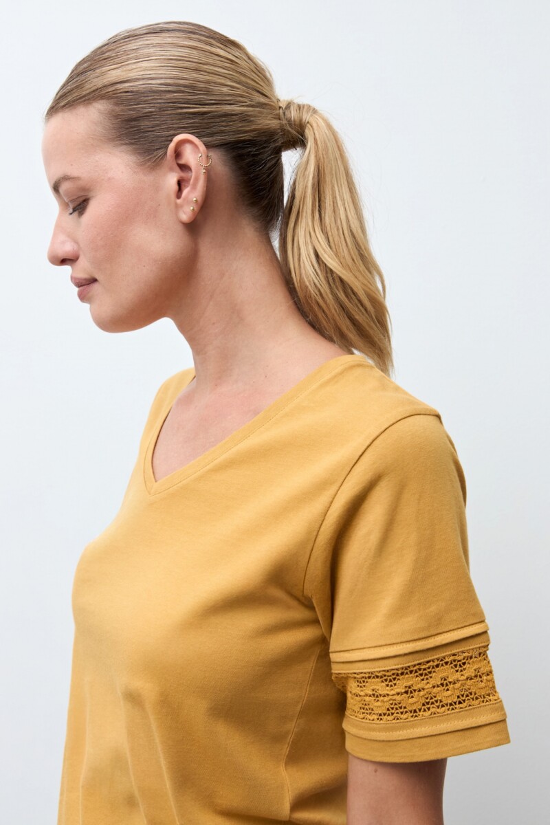 Remera con puntilla ocre