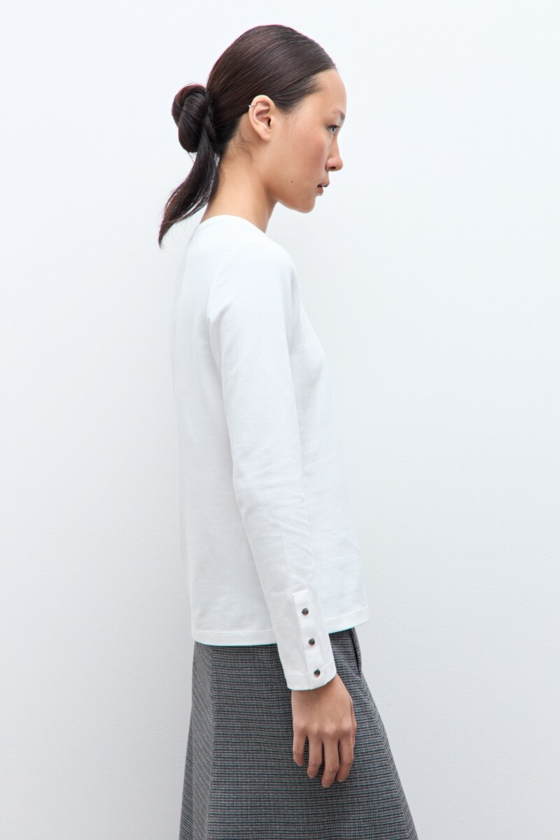 Remera con botones en puños blanco