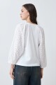 Remera con mangas de broderie blanco