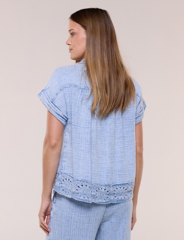 Blusa Textura Denim Detalle Crochet JEAN CLARO