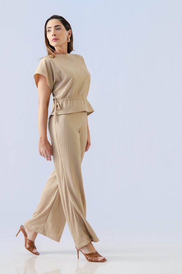Pantalón recto con cintura elastizada. Beige