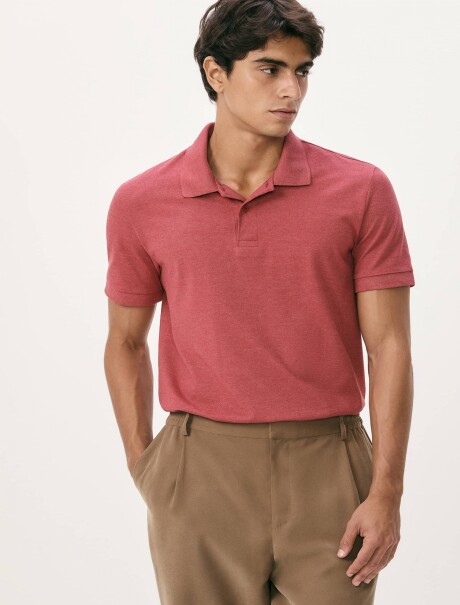 CAMISETA BÁSICA CON CUELLO ROSA
