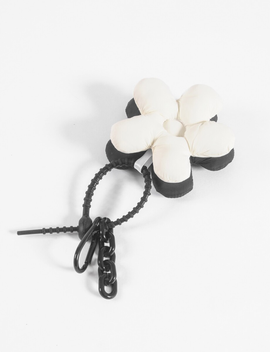 Llavero puffy flor - negro 
