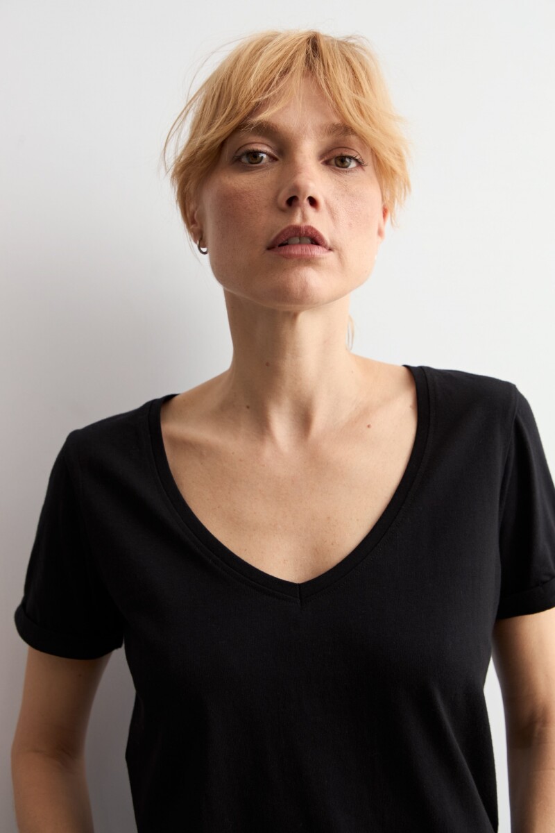 Remera escote en V negro