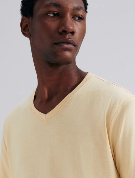 CAMISETA BÁSICA MANGA CORTA CUELLO EN V AMARILLO