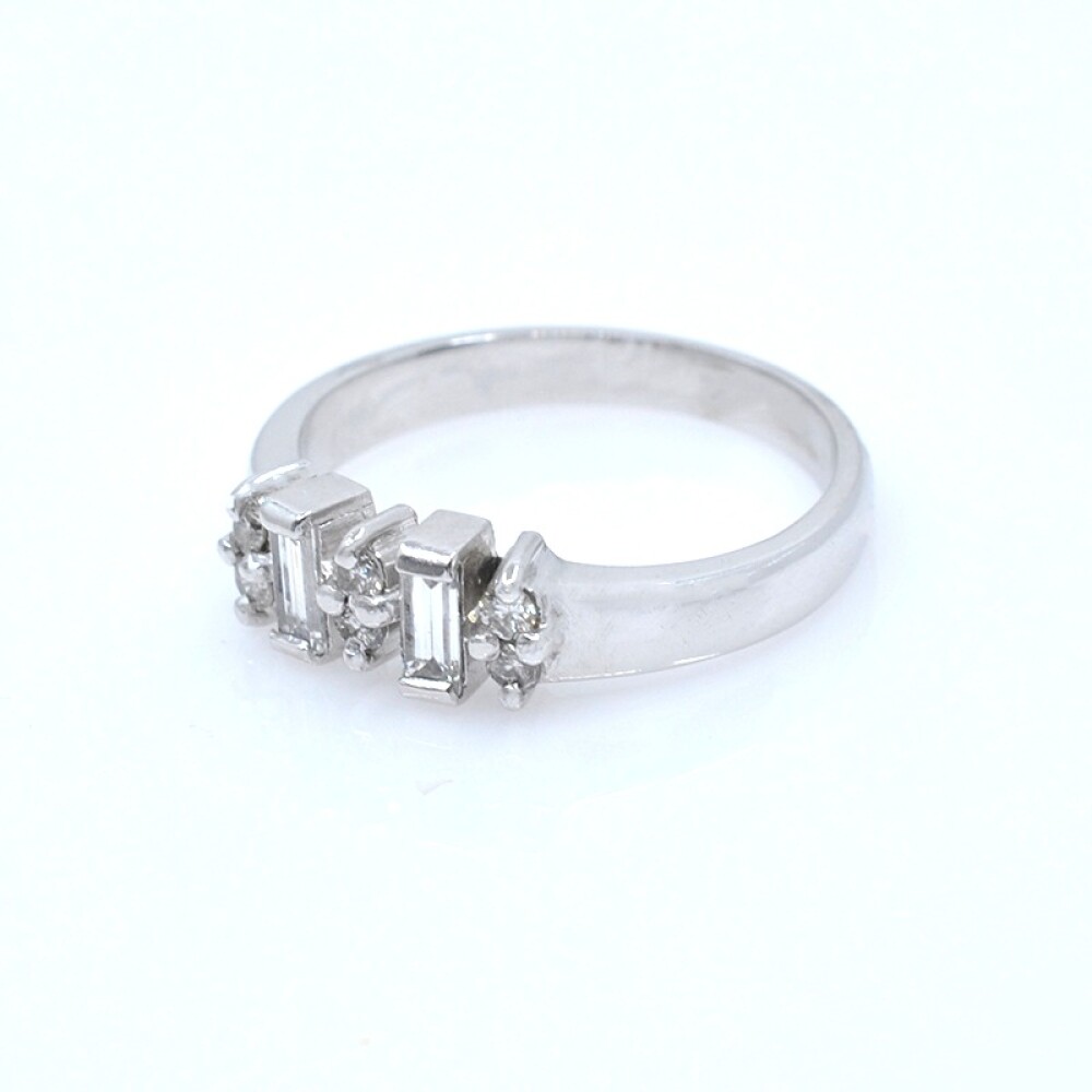 Anillo platino con brillantes baguette y redondos Anillo platino con brillantes baguette y redondos