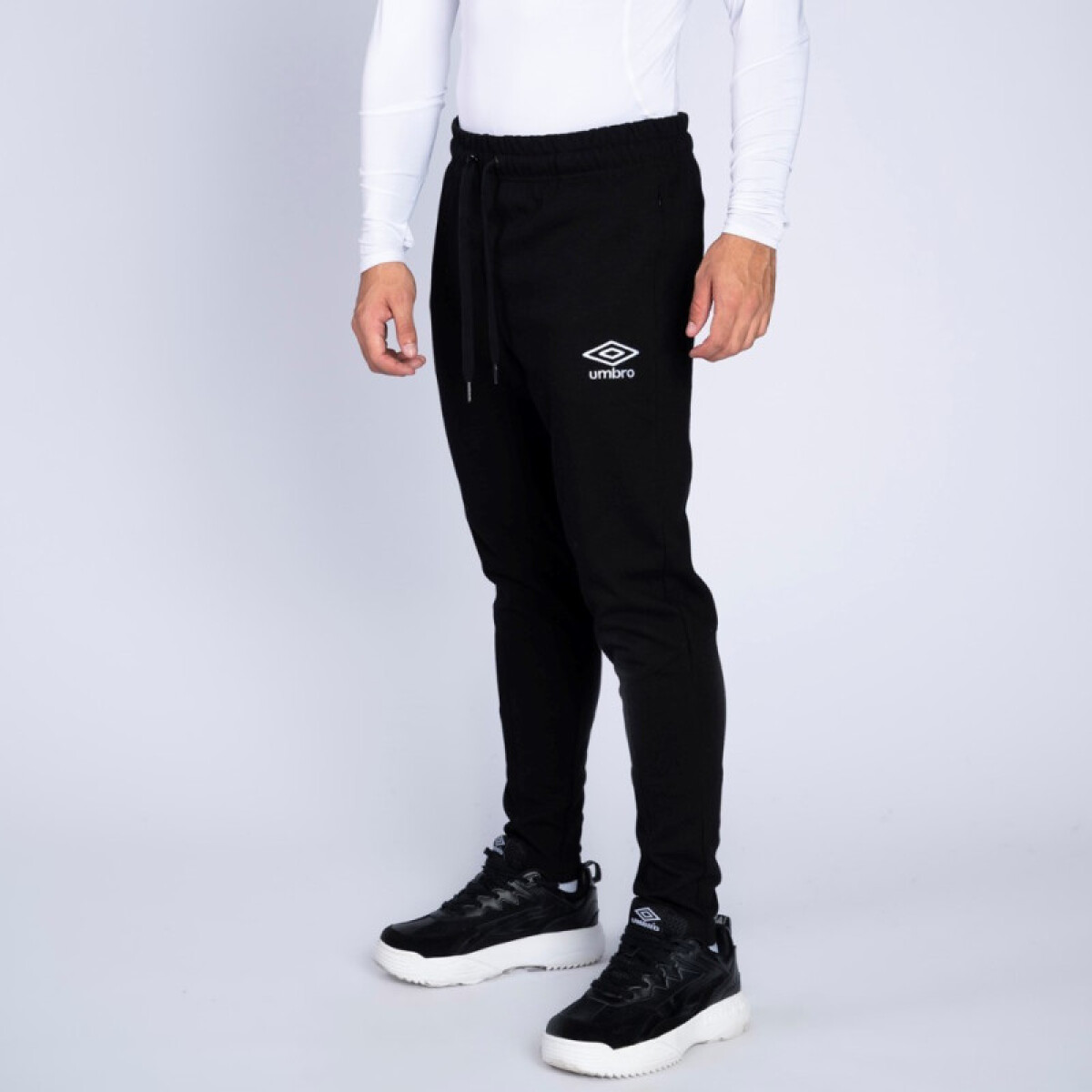 Pantalon Umbro Basico Hombre c/puño Negro - Color Único 
