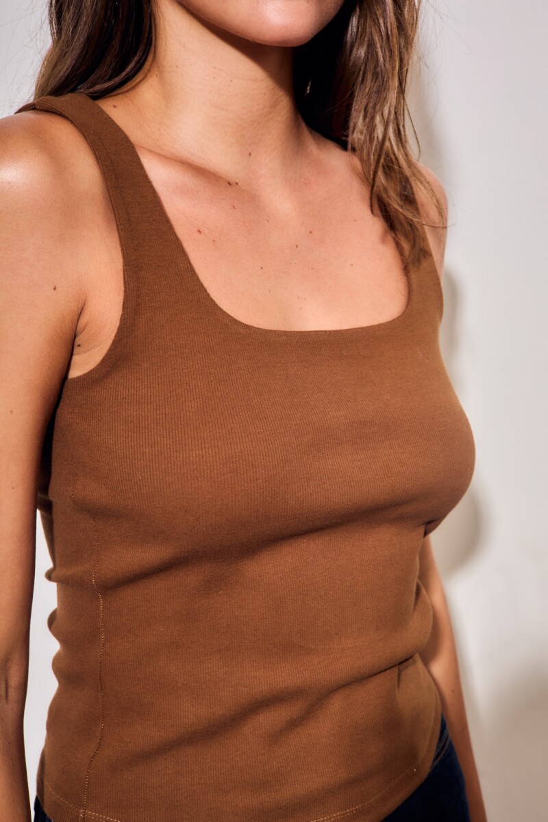 Top Musculosa Chocolate