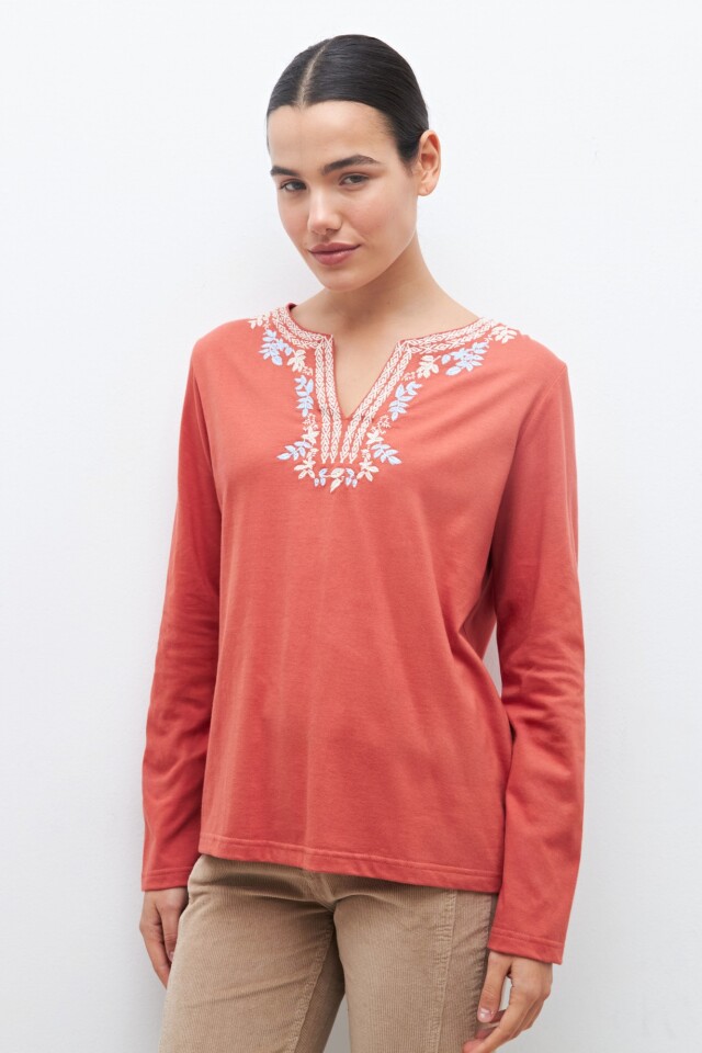 Remera bordada lacre