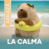 Peluche Capibara con Ropa y Acs Temáticos Vacaciones Color Marrón Amarillo Salvavidas