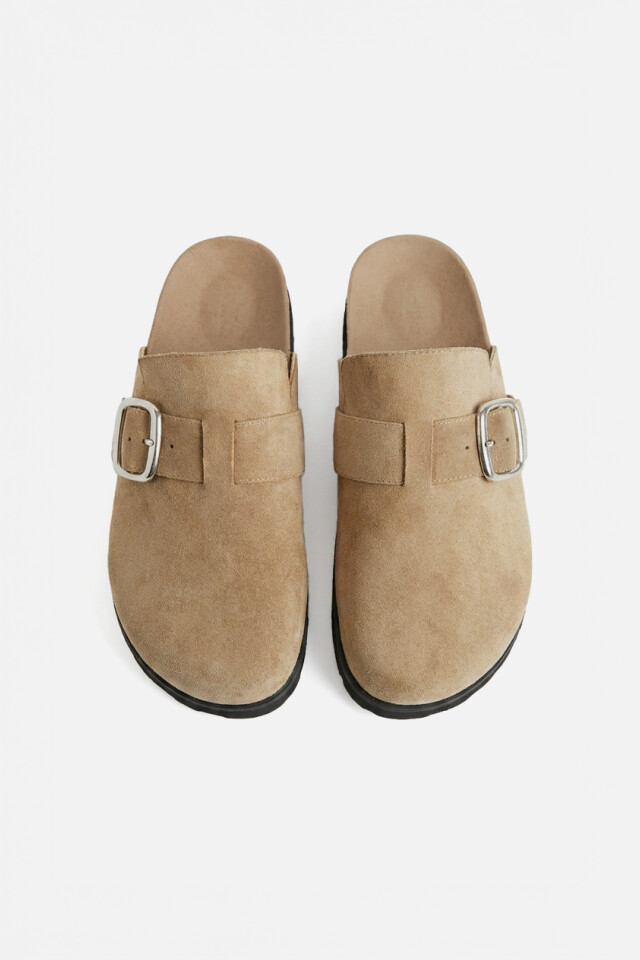 Zueco simil gamuza beige