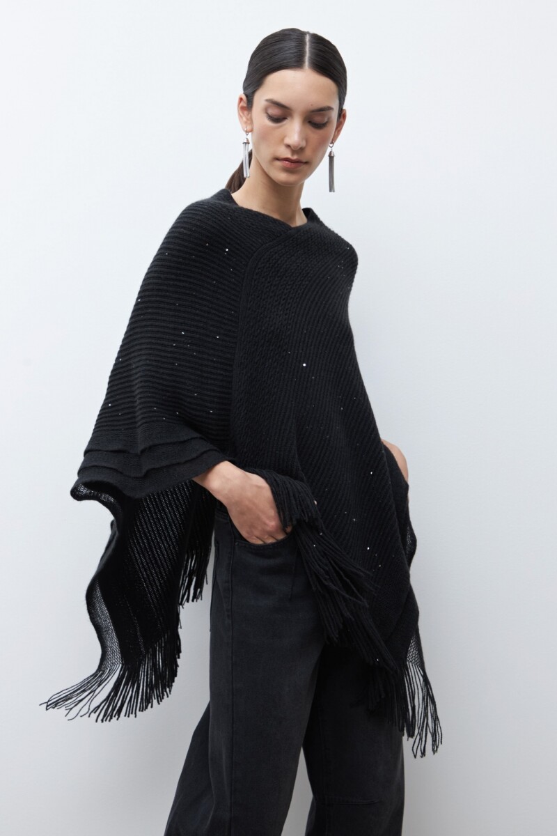 Capa tejida con flecos negro
