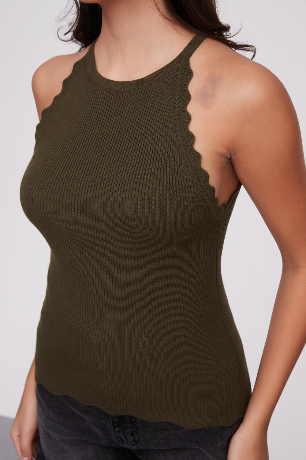 Musculosa Nirell Verde Oliva Oscuro