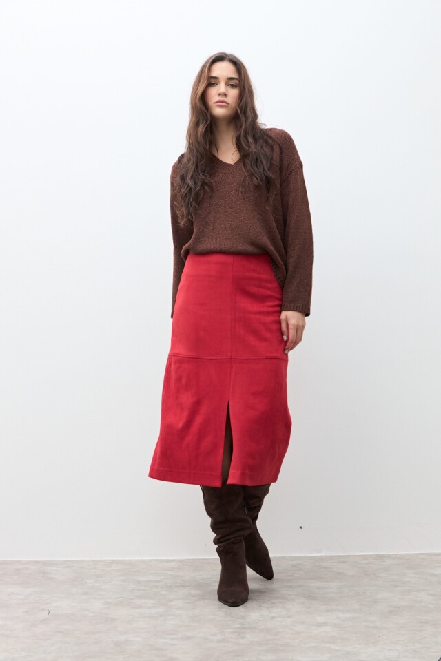 Falda simil gamuza con tajo rojo