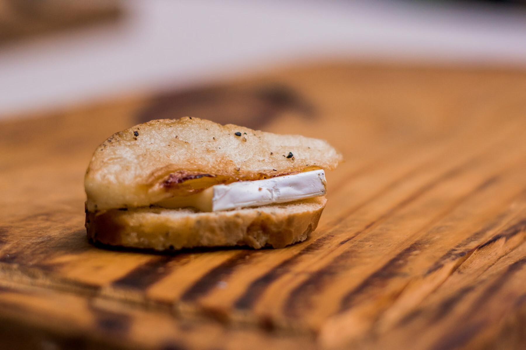 Brusqueta de pera y Camembert 
