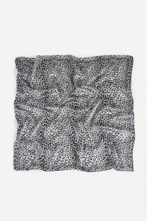 Pañuelo animal print guarda gris