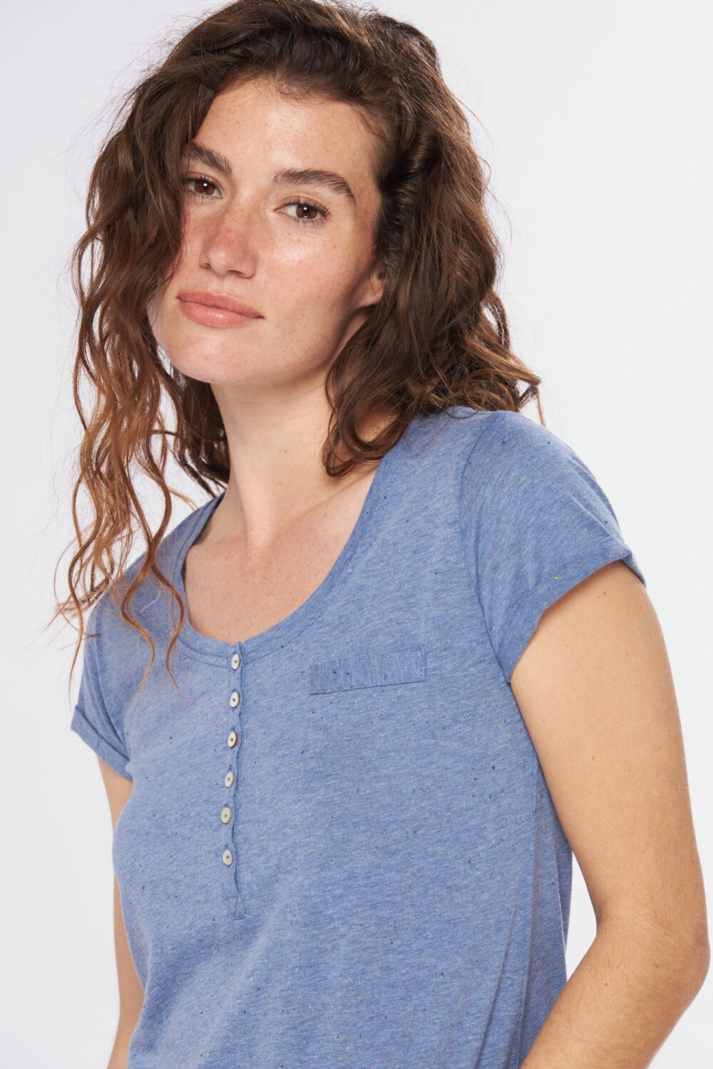 REMERA CON BOTONES Piedra