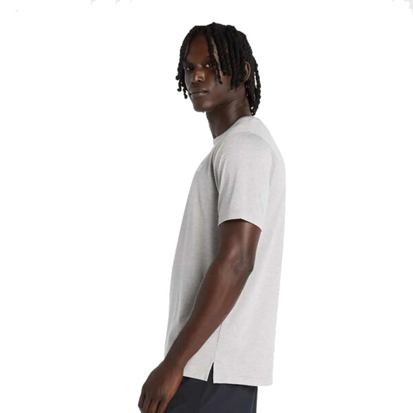 T SHIRT ESSENTIALS UTILITY - NEW BALANCE GRIS