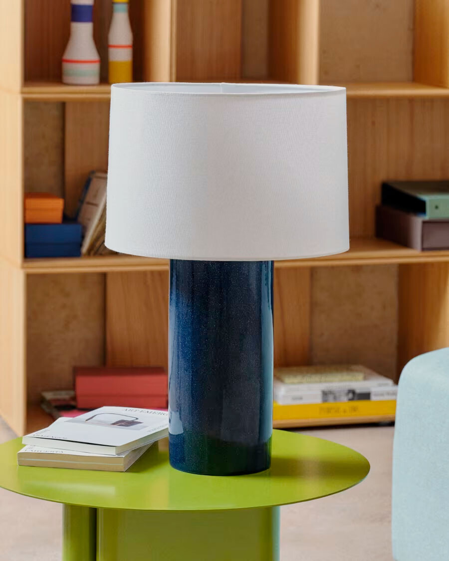 Lámpara de mesa Toneric de cerámica con acabado azul y algodón