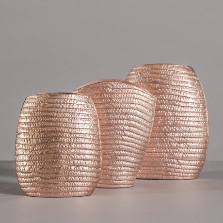 Jarron decorativo en metal color bronce. Jarron decorativo en metal color bronce.