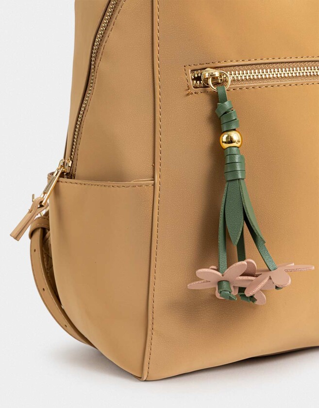 Mochilas Urbanas Mochila Con Charm - Marron Camel
