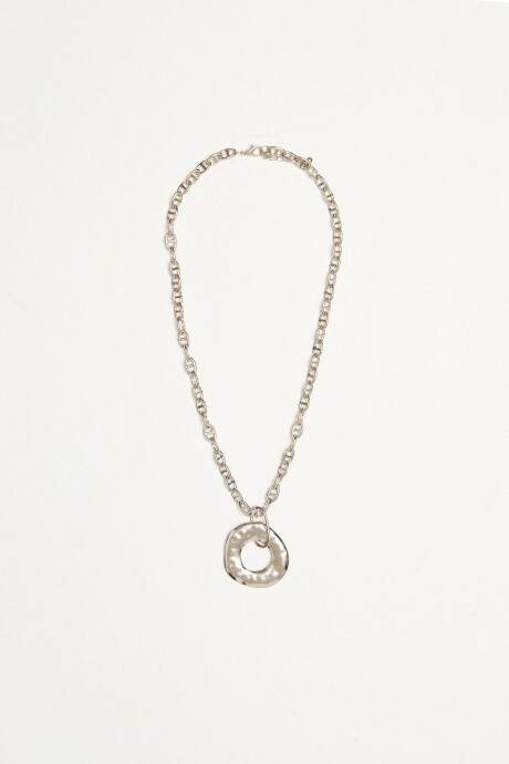 Collar con colgante plateado