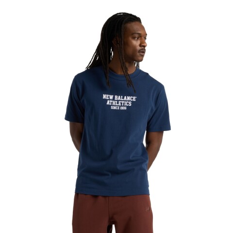 Remera New Balance de Hombre - Varsity Graphic - MT51526NNY BLUE