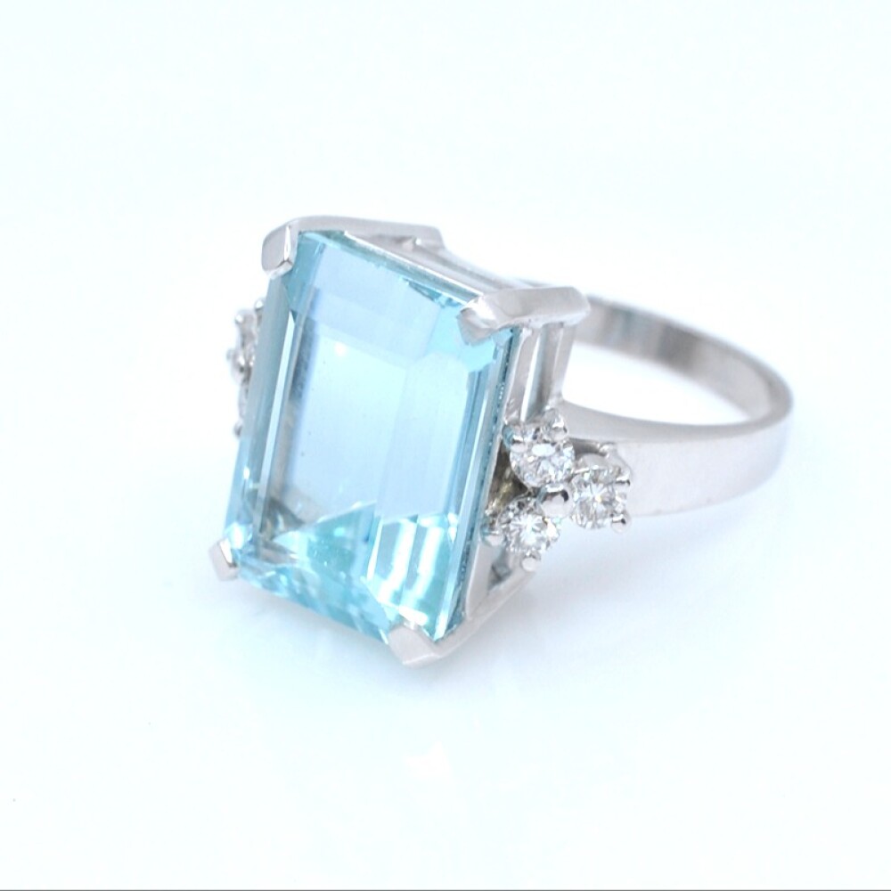 Anillo en platino, aguamarina central y brillantes. Anillo en platino, aguamarina central y brillantes.