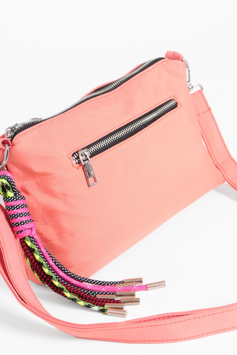 Cartera bandolera con llavero coral