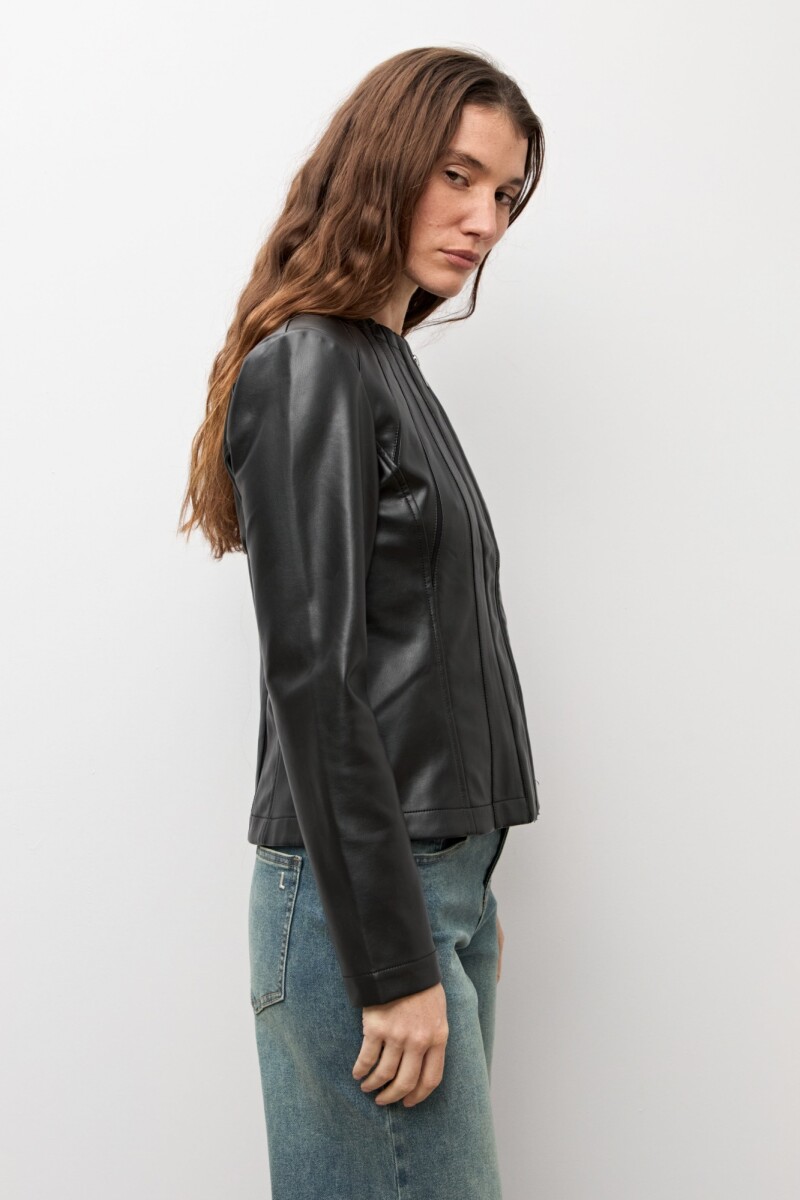 Chaqueta eco cuero con tul negro