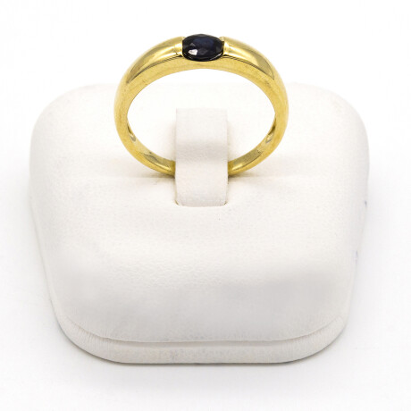 Anillo de oro 9 ktes con zafiro azul. Anillo de oro 9 ktes con zafiro azul.