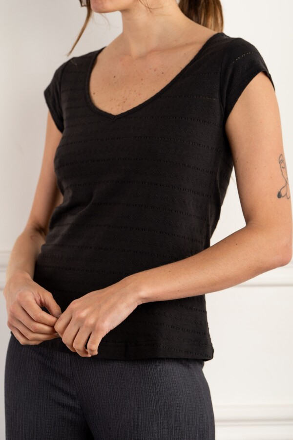 Remera Texturada Escote V Negro
