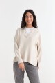 Sweater con cuello abierto y tajos laterales CRUDO