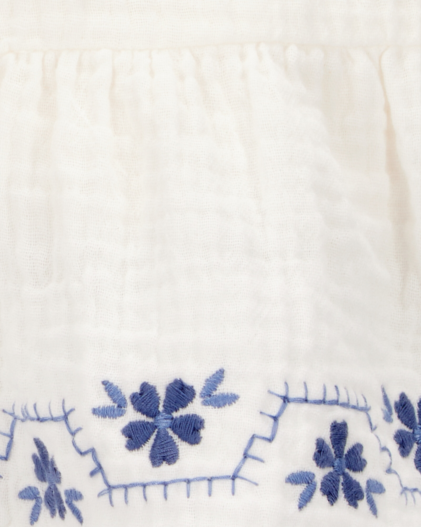 Pollera short de gasa, con bordado floral Pollera short de gasa, con bordado floral