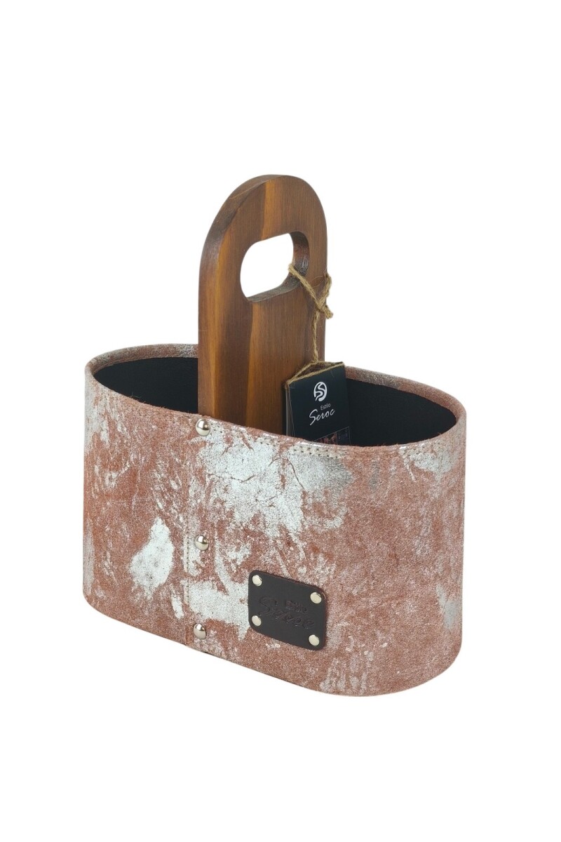 Matera Artesanal de Cuero con Detalles Metalizados Durazno con plateado