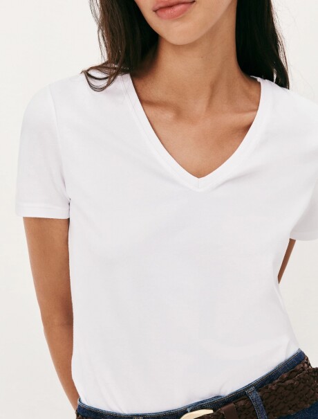 CAMISETA BÁSICA MANGA CORTA CUELLO EN V BLANCO