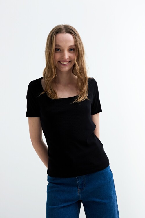 Remera m/c en rib cuello cuadrado NEGRO