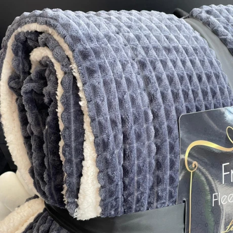 Frazada Fleece Extra Soft Lisa Reversible C/Corderito 100% Poliéster 200cm x 230cm Frazada Fleece Extra Soft Lisa Reversible C/Corderito 100% Poliéster 200cm x 230cm