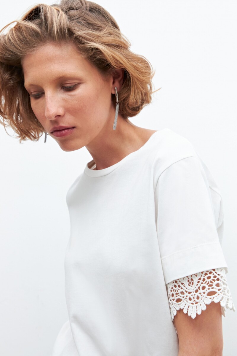 Remera con broderie crudo