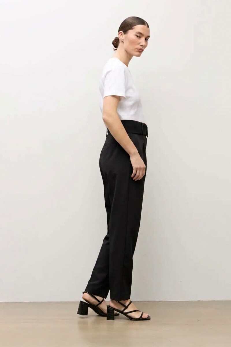 Pantalón sastrero con cinturón negro