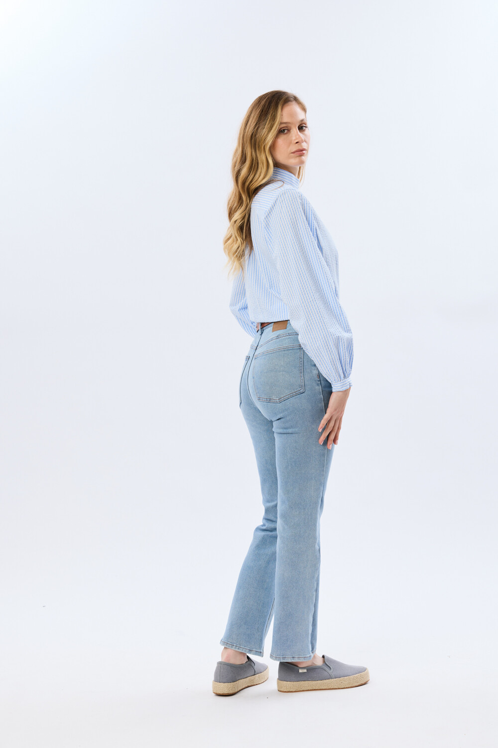 PANTALÓN DE JEAN RECTO Celeste