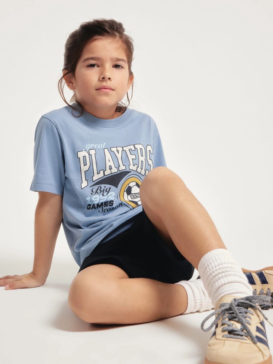 CAMISETA BÁSICA CON ESTAMPA - CELESTE 
