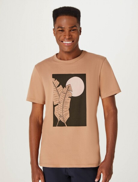 CAMISETA ESTAMPADA MODELO REGULAR MARRÓN