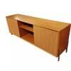Rack madera con 2 puertas laminadas madera con listones y estante, patas metal. Rack madera con 2 puertas laminadas madera con listones y estante, patas metal.