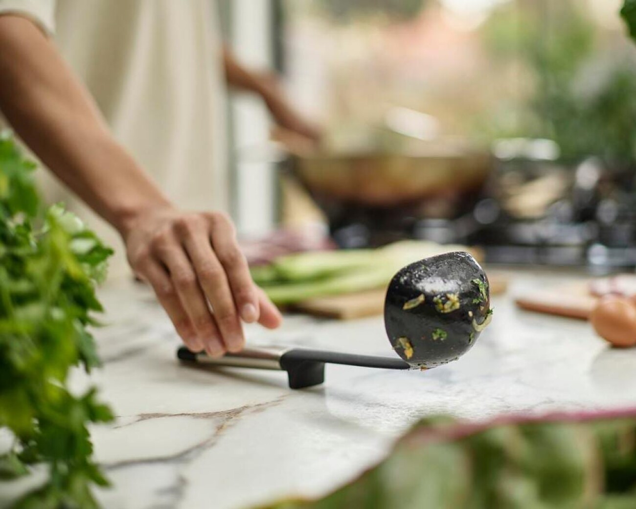 Cucharón profundo de silicona con mango de acero Cucharón profundo de silicona con mango de acero