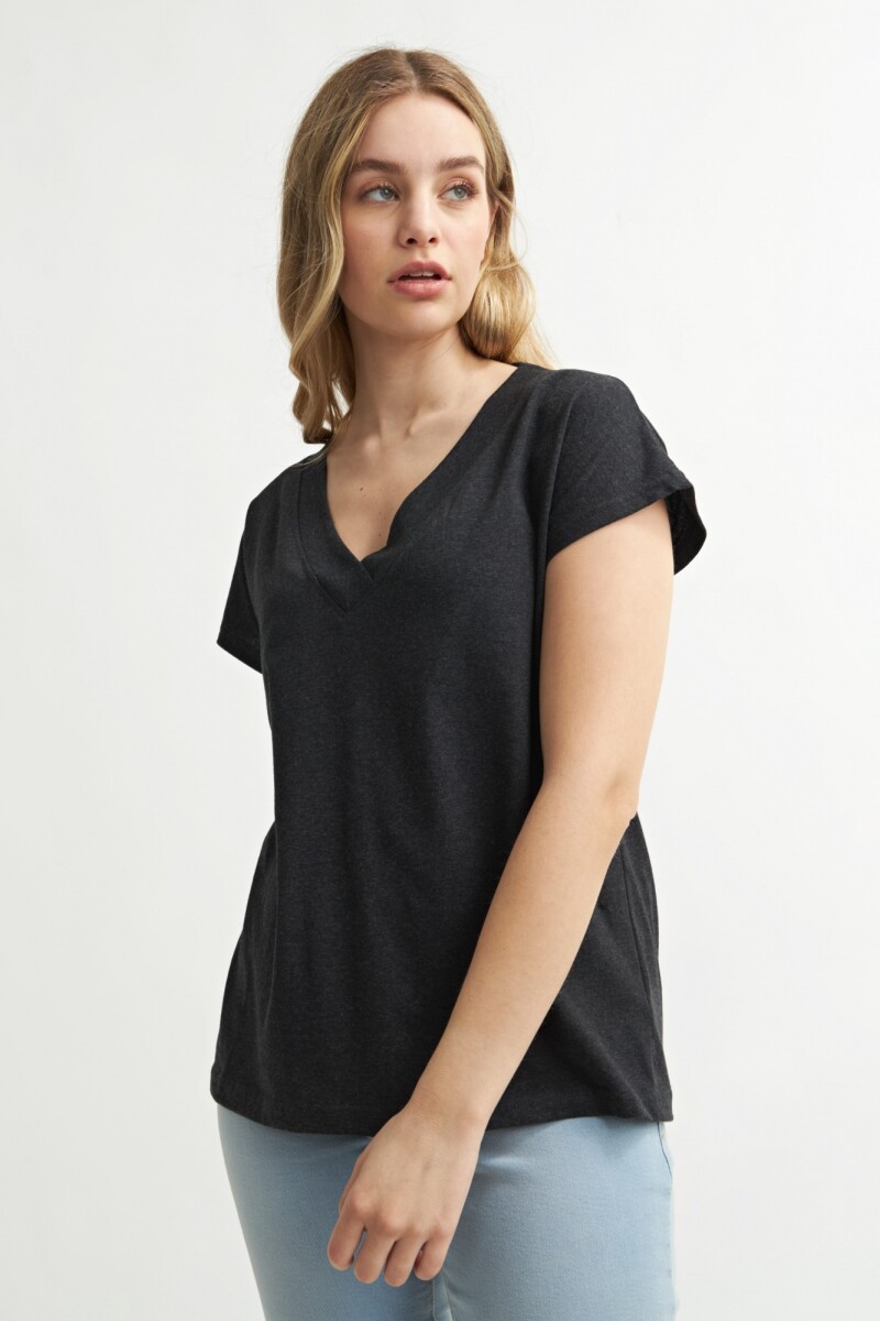 Remera escote en V NEGRO