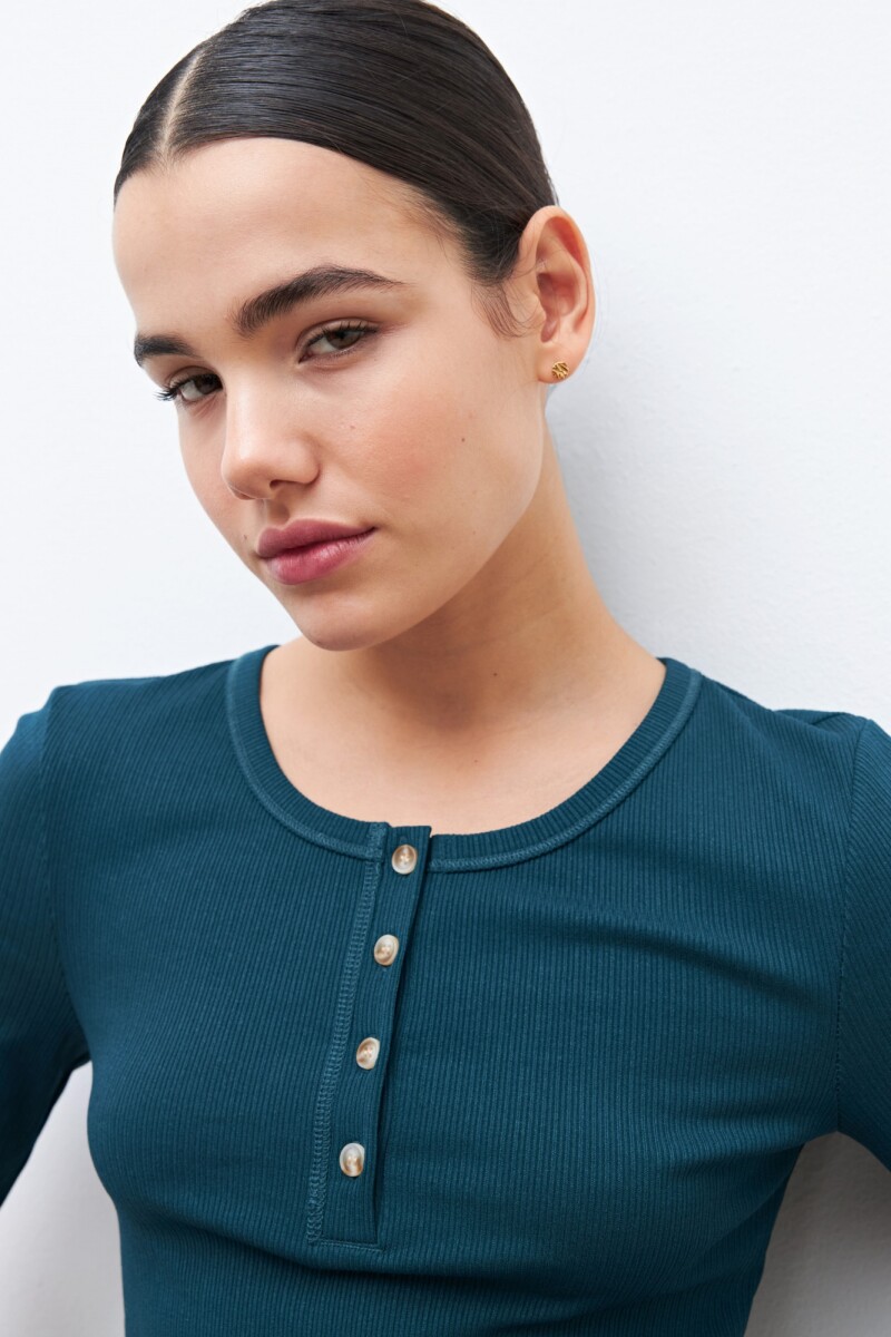 Remera canalé con botones verde