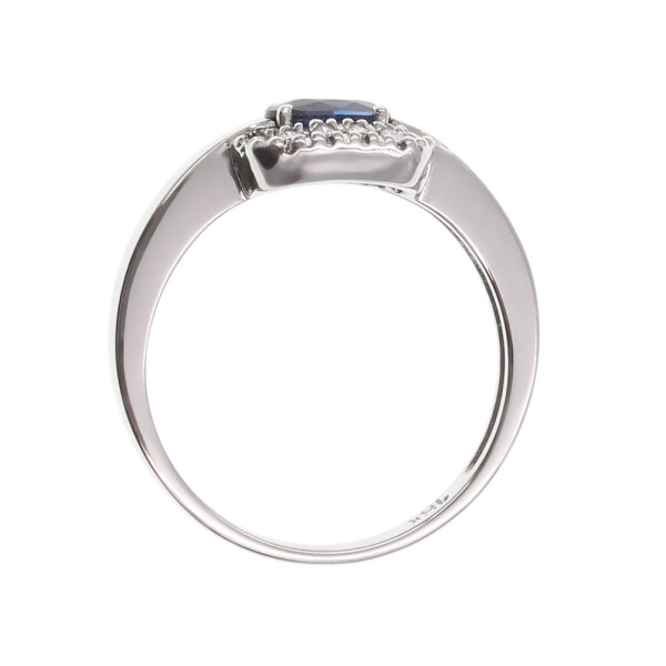 Anillo Madison en oro blanco 18k con brillantes y zafiro Anillo Madison en oro blanco 18k con brillantes y zafiro